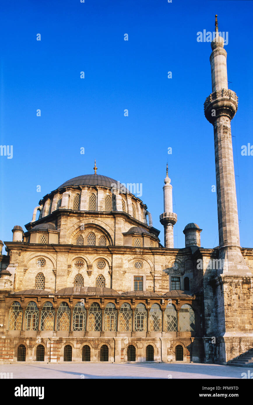 Asien, Türkei, Istanbul, Äußere des 18. Jahrhunderts barocke Tulip Moschee, Laleli Camii, große, gewölbte, viele vergitterten Fenstern, Minarette, blauen Himmel im Hintergrund. Stockfoto