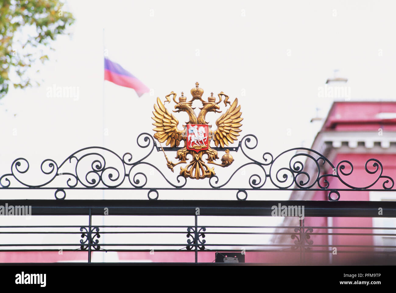 Asien, Türkei, Istanbul, Crest auf dem Russischen Konsulat Tor, russische Flagge im Hintergrund fliegen. Stockfoto