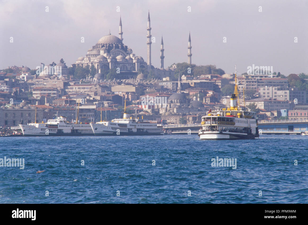 Asien, Türkei, Istanbul, Fähre Abreise am Fluss Bosphorus, Blick auf viele der alten Denkmäler von Istanbul, die Suleymaniye Moschee und ihren Minaretten dominieren die Skyline. Stockfoto