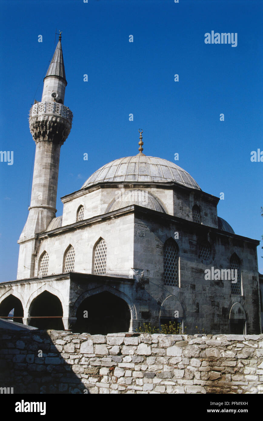Türkei, Istanbul, äußere Der Semsi Pasa Moschee, von Sinan im Jahre 1580 erbaute, große Kuppel, hohen Minaretten, vergitterten Fenstern, tief blauen Himmel über. Stockfoto