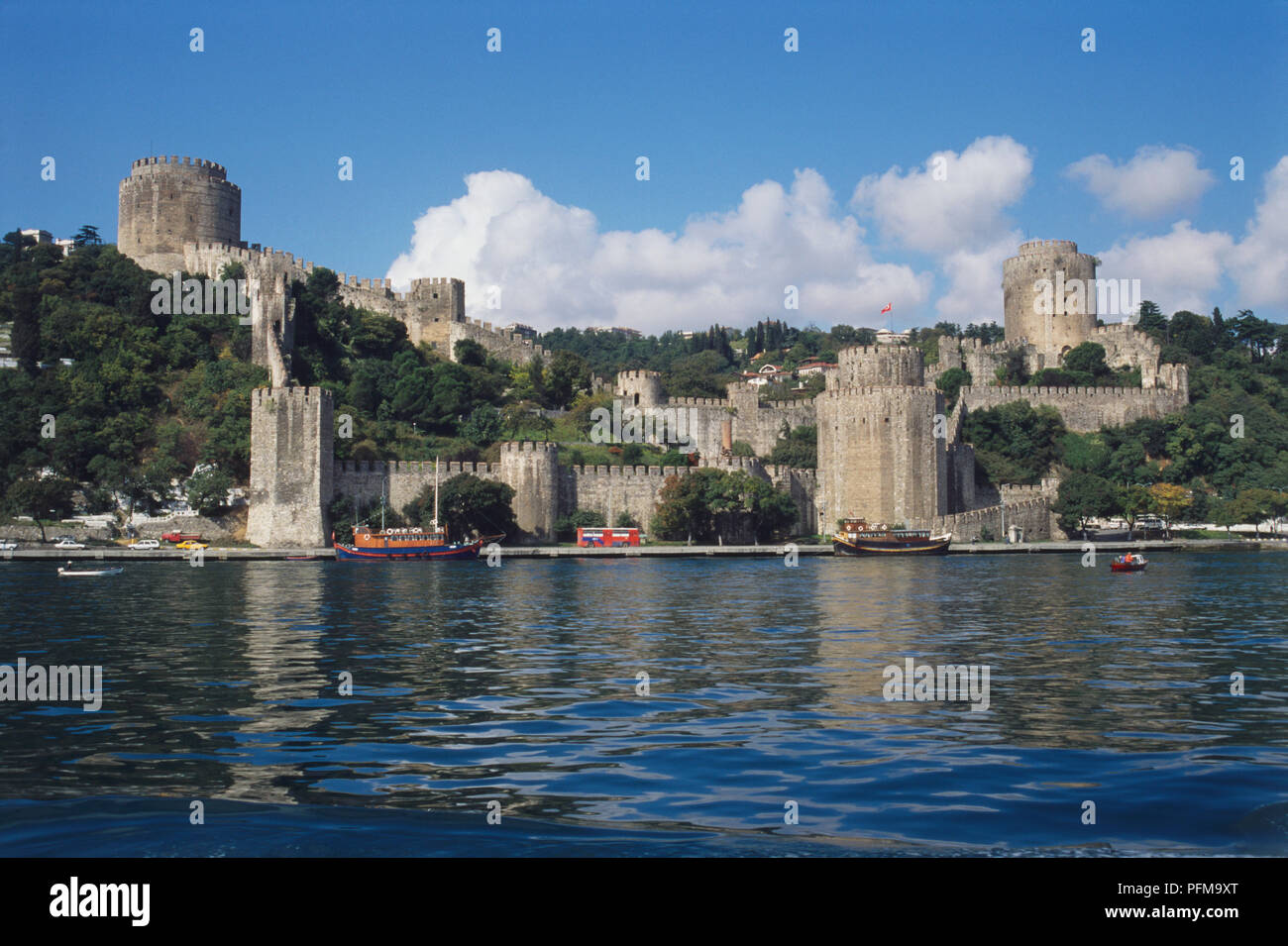 Asien, Türkei, Aussicht auf die Festung Europa liegt an der engsten Stelle des Flusses Bosporus, von Mehmet der Eroberer im Jahr 1452 gebaut, um ihm zu ermöglichen, Konstantinopel, Wachtürme, Türkische Flagge, Boote auf dem Wasser unter zu erfassen. Stockfoto