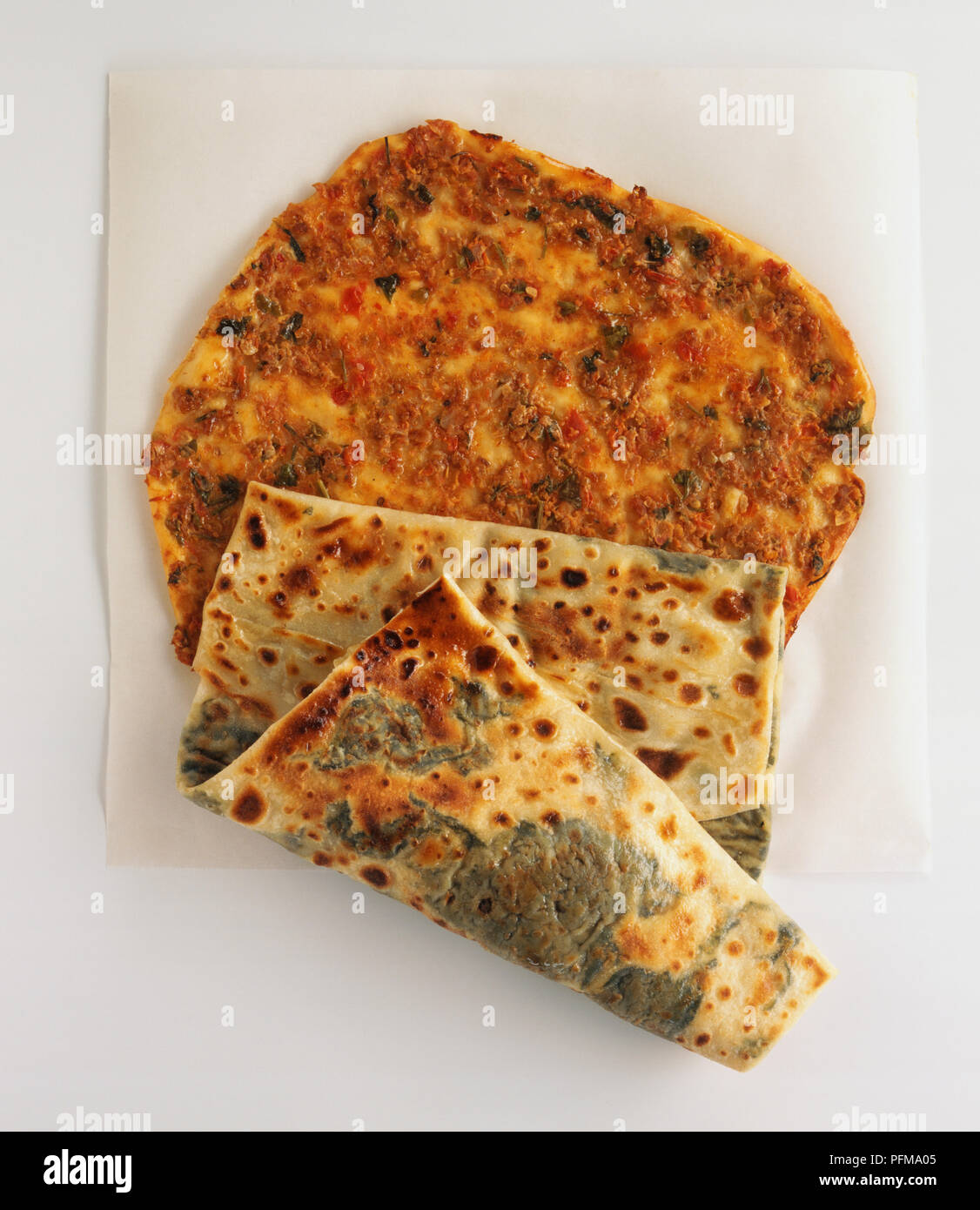Türkisches Brot-basierte Snacks, Lahmacun, dünne, flache, Pizza - style Snack, Gözleme, gefaltet oder gerollt, schmackhaften Brot. Stockfoto