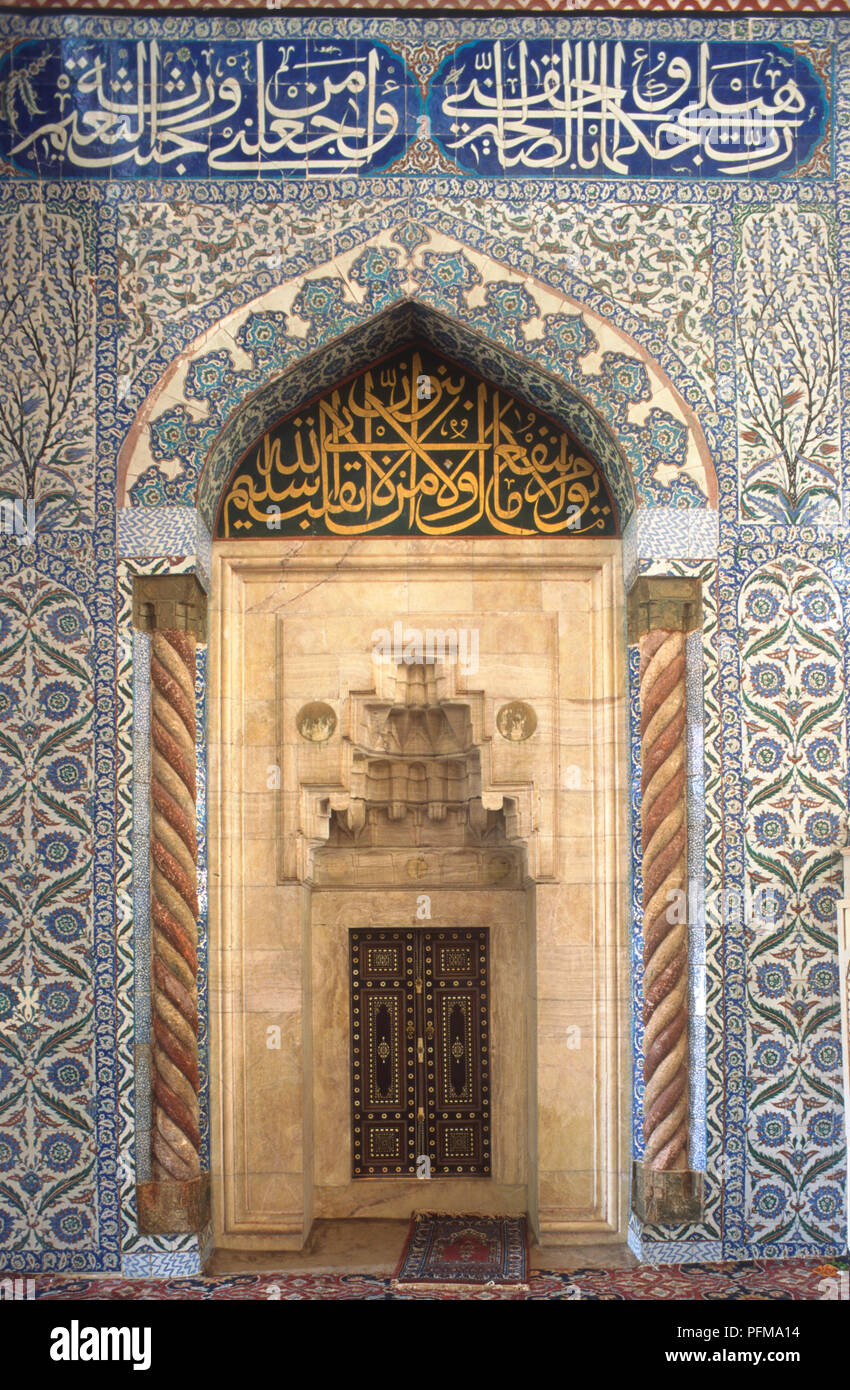 Türkei, Edirne, Selimiye Moschee, das Sultan's Loge, Bogen mit geschlossenen Fensters, durch blaue Kacheln und Beschriftung in arabischen Schriftzeichen umgeben Stockfoto