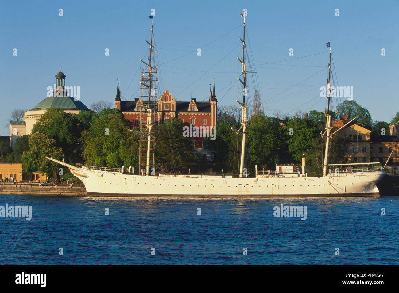 Schweden, Stockholm, af Chapman, 1888 erbaut, die Voll-manipulierten ehemalige Frachter und Schule Schiff als beliebte Jugendherberge seit 1949 gedient hat. Skeppsholmen Kirche, Links und die Admiralty House, 1647-50, umgebaut 1844 bis 1846, werden im Hintergrund. Stockfoto