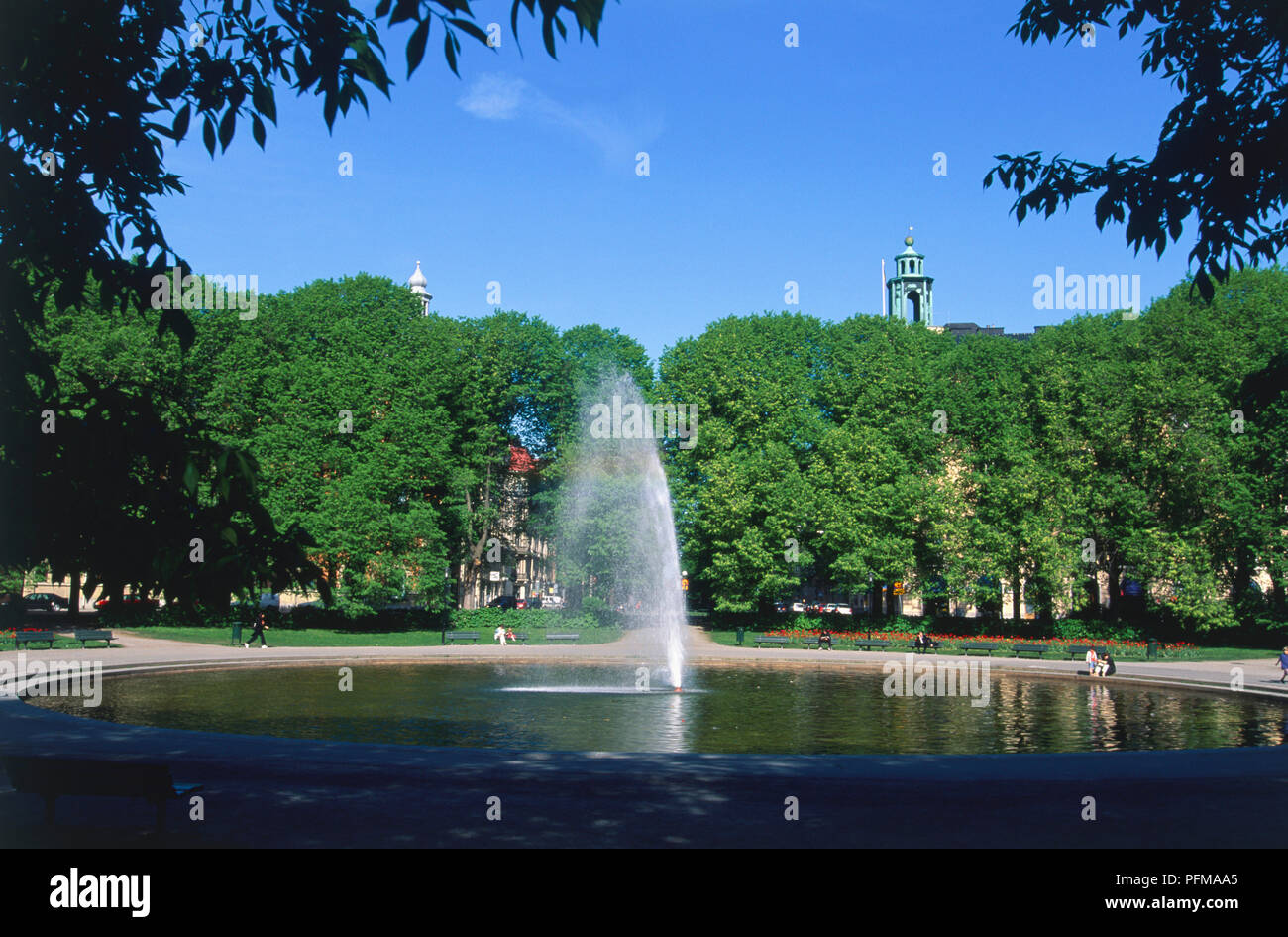 Schweden, Stockholm, Brunnen auf karlaplan am Ende der baumgesäumten Karlavagen Stockfoto