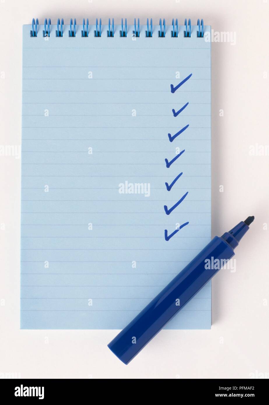 Zecken auf Blau Notepad, blauen Stift in der Nähe, close-up Stockfoto