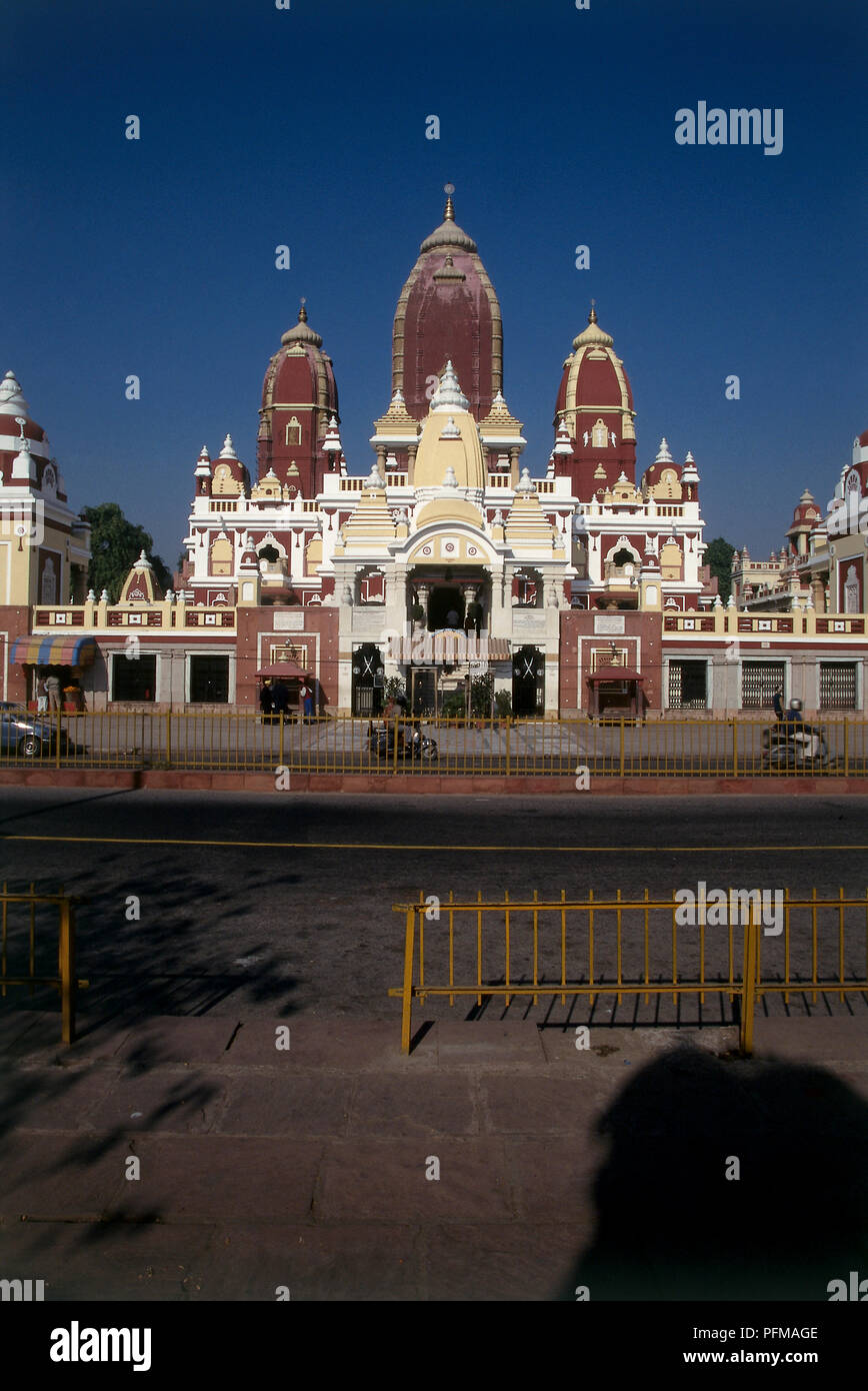 Indien, Neu-Delhi, Außen von Lakshmi Nrayan-Tempel, im Volksmund als Birla Mandir, zeitgenössische Tempelarchitektur, Ocker und kastanienbraunen Türme bekannt, dekorativen Türmchen, Eingang, Vorderansicht. Stockfoto