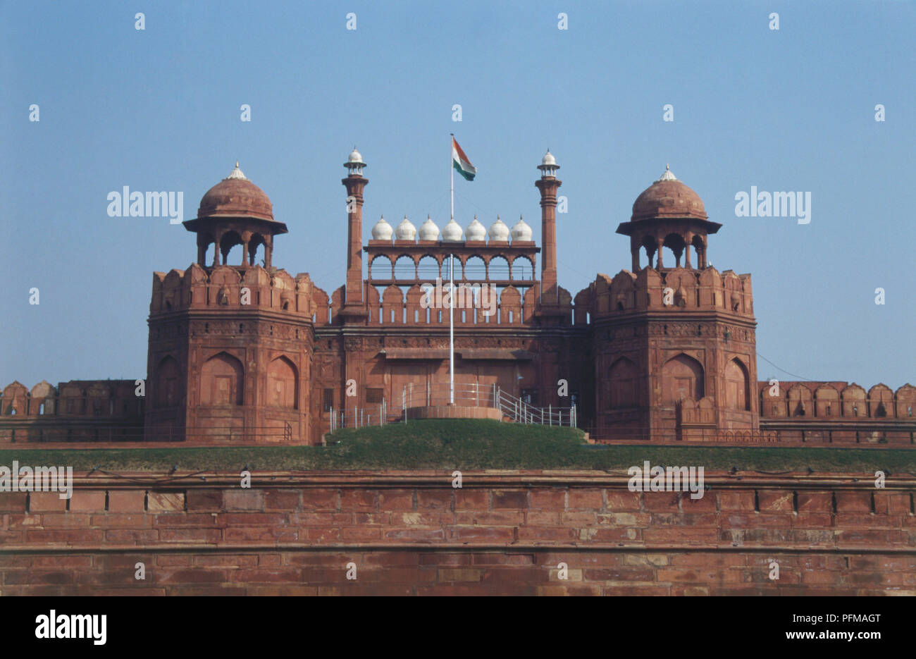 Indien, Delhi, Chandni Chowk, imposante Lahore Tor, Eingang des Roten Forts, roter Sandstein mit weißem Marmor Garnituren, twin Burj als Wachtürme, Fliegen im Zentrum. Stockfoto
