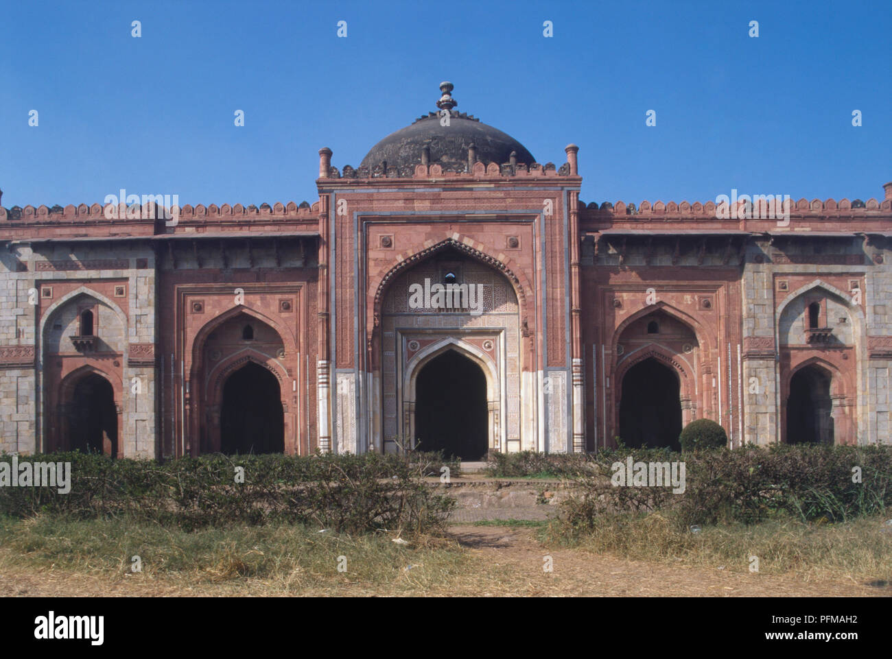 Indien, Delhi, Purana Qila, Außen von Sher Shah's Moschee, roter Sandstein mit dekorativen Kacheln und verzierten Torbögen, Fassade. Stockfoto