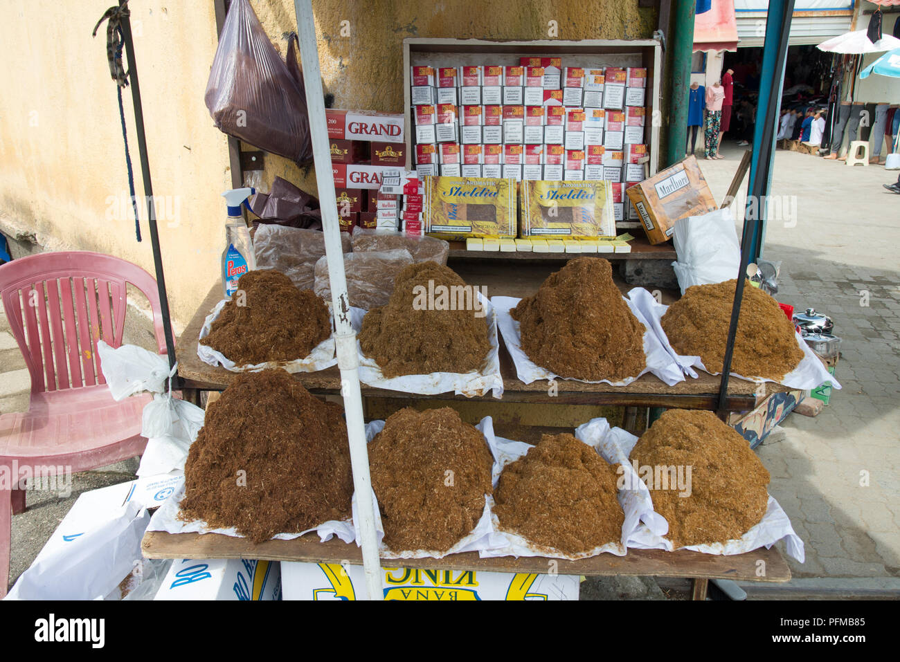 Hepas von frischem Tabak zum Verkauf auf der Straße in Albanien Stockfoto