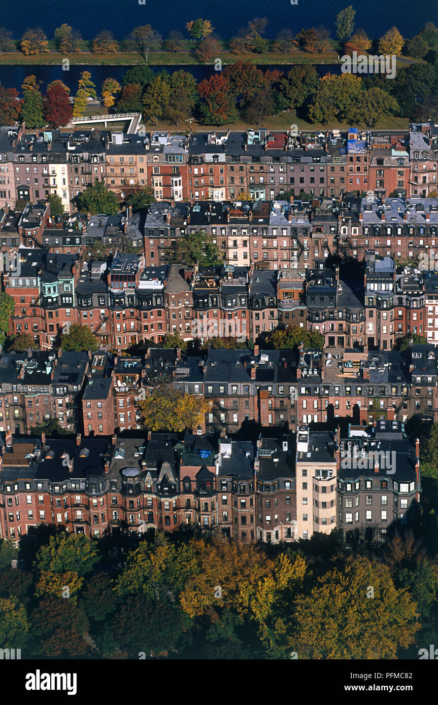 USA, Massachusetts, Boston, Back Bay, Reihen von Häusern aus dem 19. Jahrhundert mit Bäumen, von der Oberseite des John Hancock Tower gesehen unterbrochen Stockfoto
