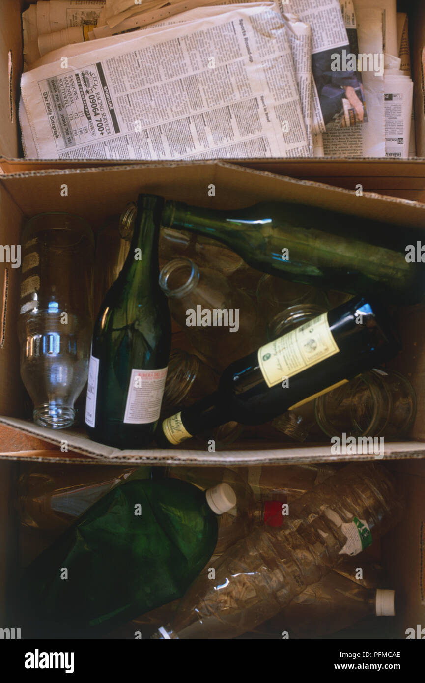 Flaschen, Kunststoff und Papier für das Recycling, Ansicht von oben sortiert. Stockfoto