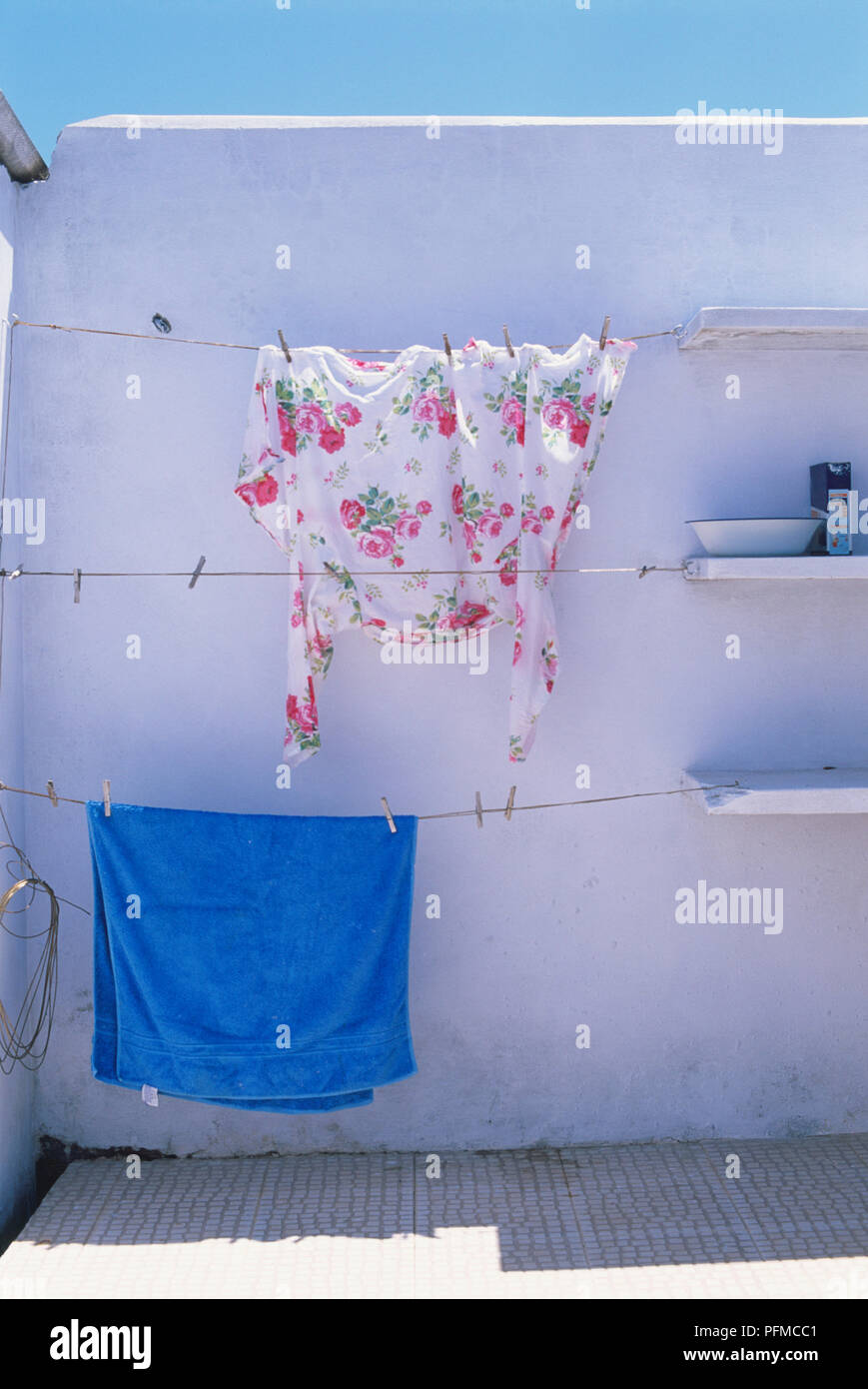 Geblümte Bluse, sich in der Sonne auf einer Wäscheleine zum Trocknen Stockfoto