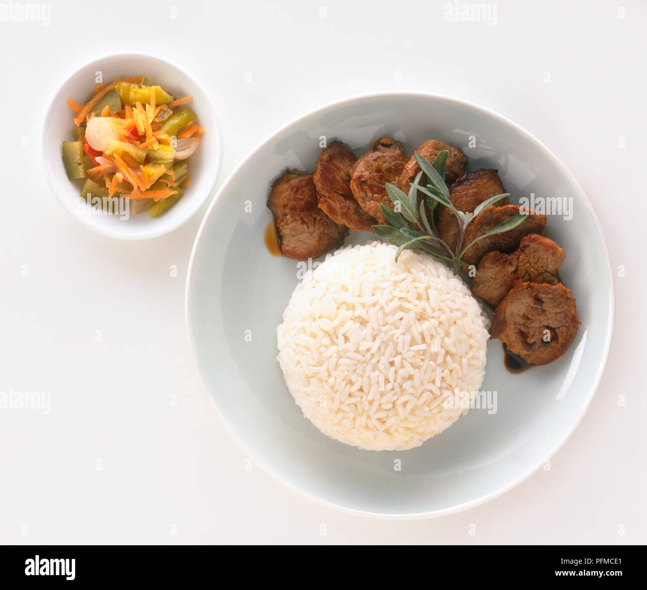 Vietnamesische Schweinebraten mit weißer Reis und eine Beilage von eingelegtem Gemüse serviert, Ansicht von oben Stockfoto