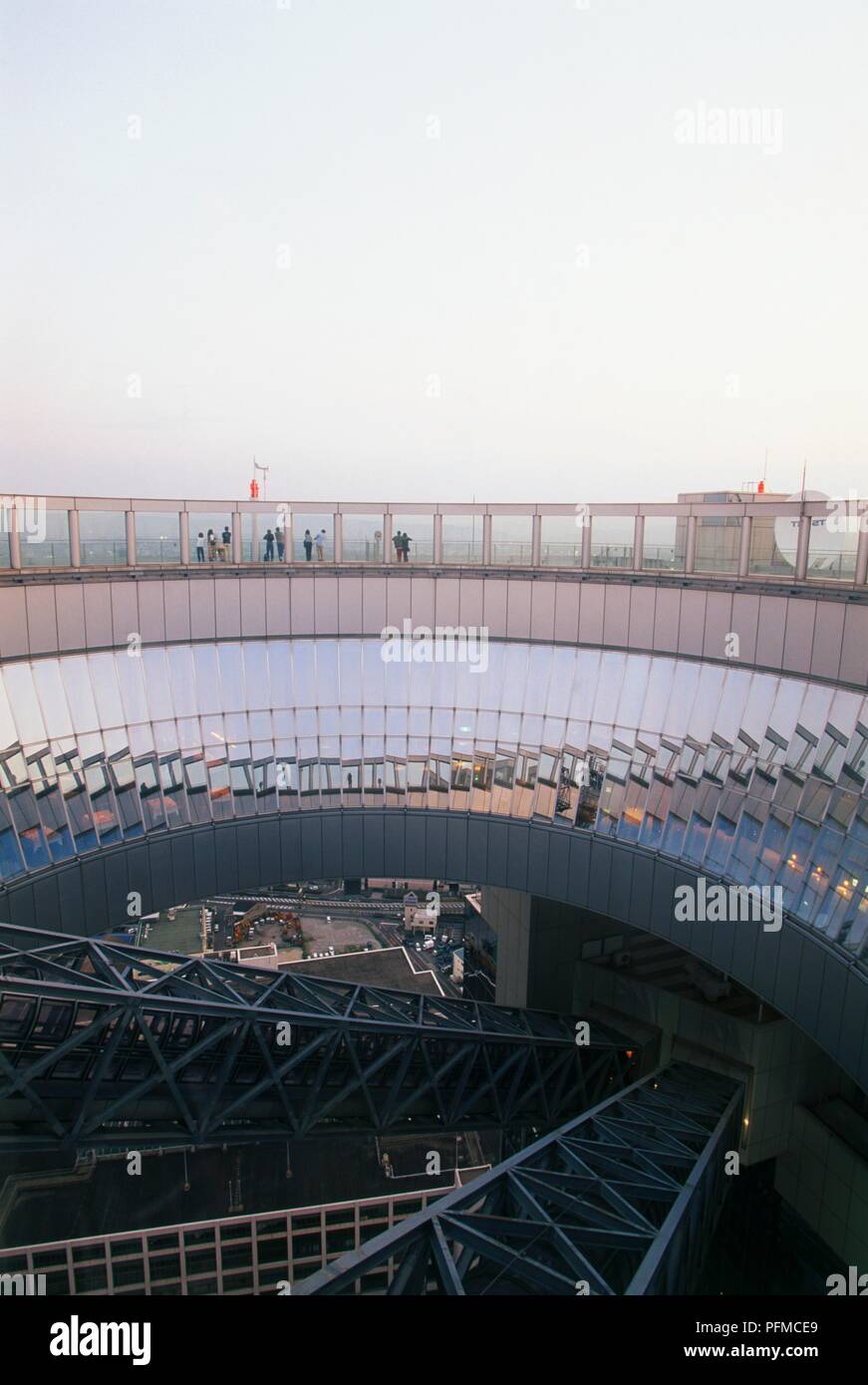 Japan, Honshu, Osaka, Umeda Sky Building, Besucher auf die Aussichtsplattform Stockfoto