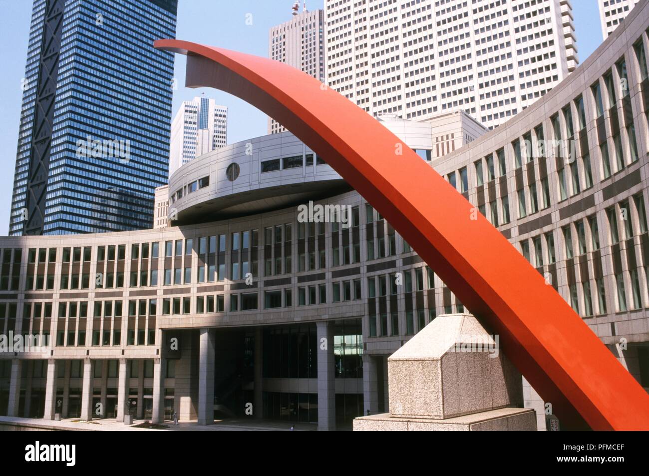 Japan, Tokyo, Shinjuku, Tokyo Metropolitan Government Building, Ansicht des unteren äußeren und Plaza Stockfoto