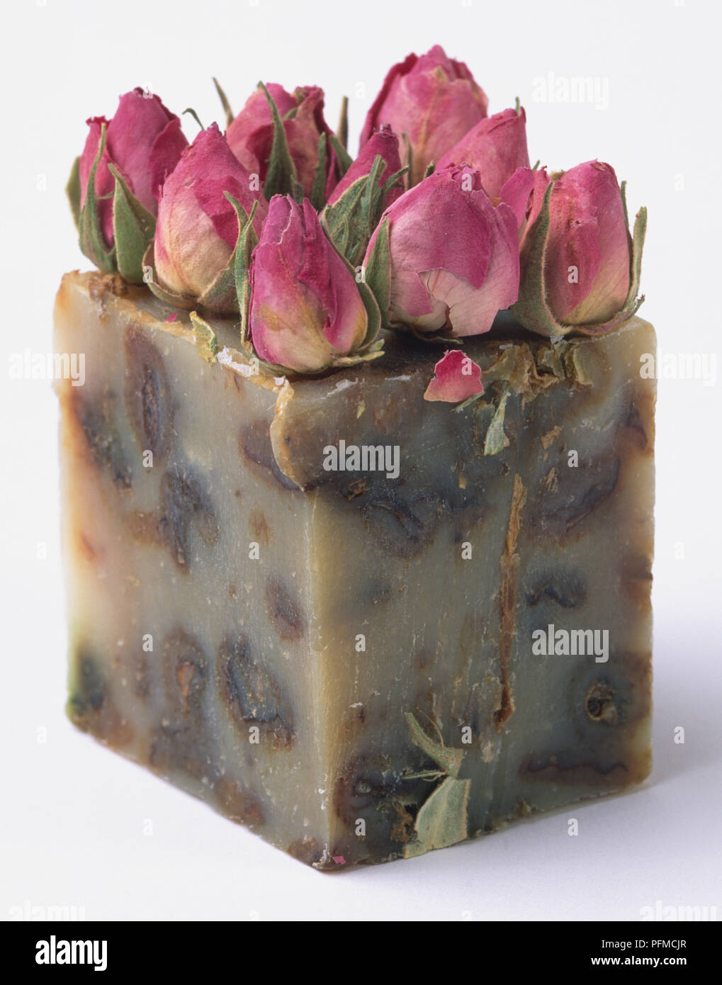 Dekorative Seife aus natürlichen Ölen und besetzt mit getrocknete Rosenblütenblätter, gewinkelt Vorderansicht. Stockfoto