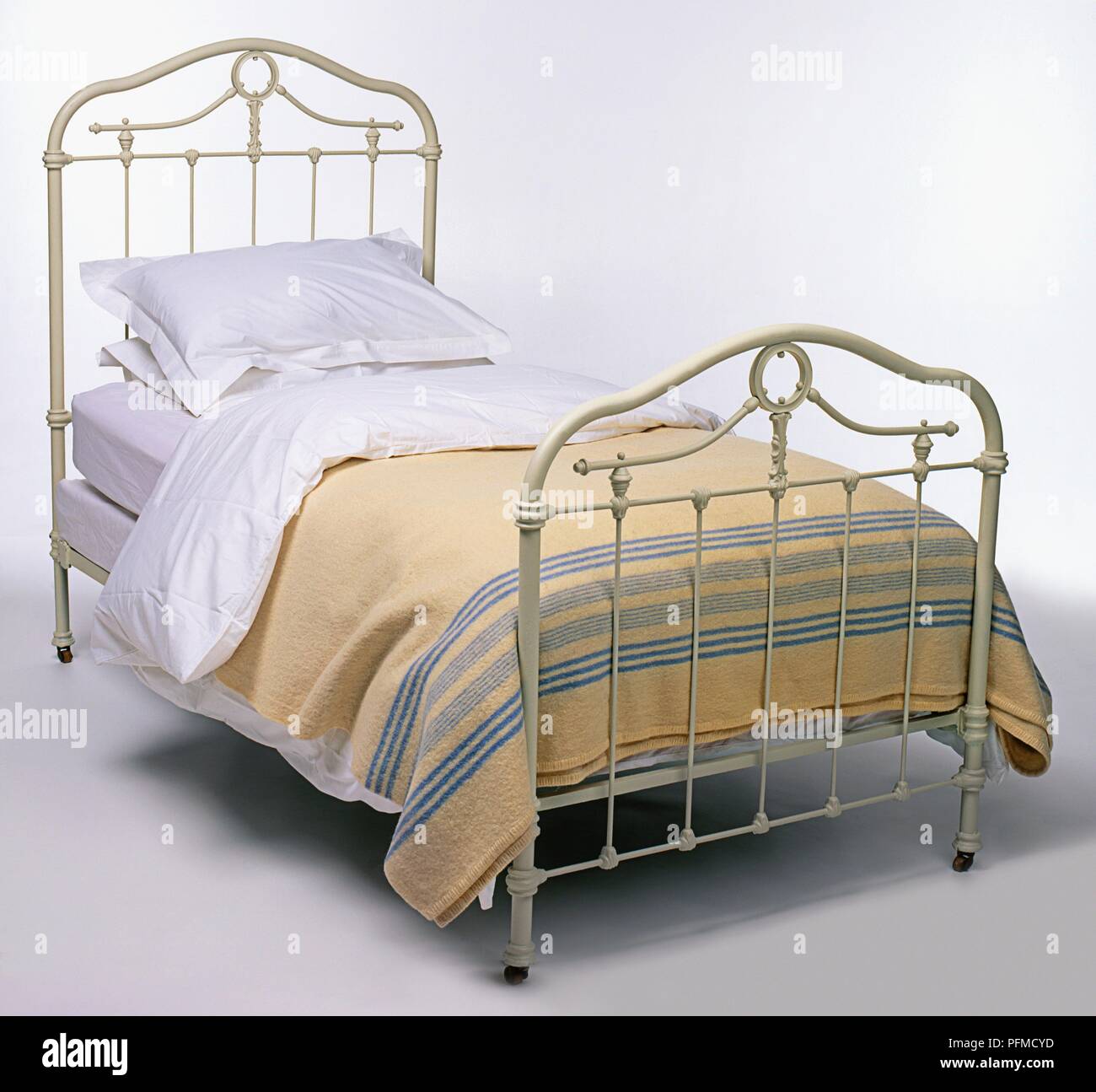 Messing antik Bett mit Bettwäsche aus Baumwolle und Wolle abgedeckt  Stockfotografie - Alamy