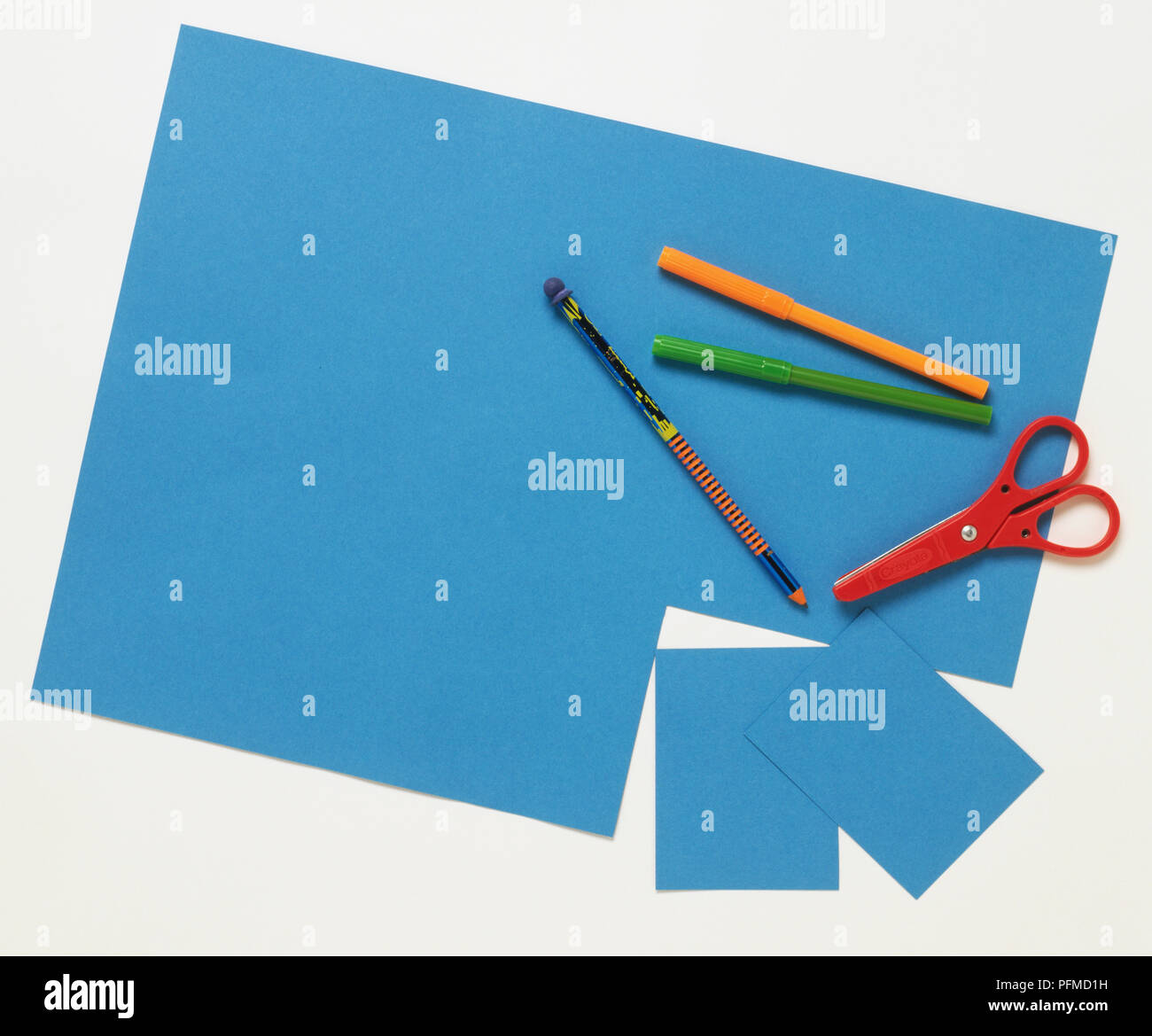 Teile, die von einem großen Platz der Blauen Karte ausschneiden, kleine Kunststoff Schere, Bleistift und farbigen Filzstiften. Stockfoto