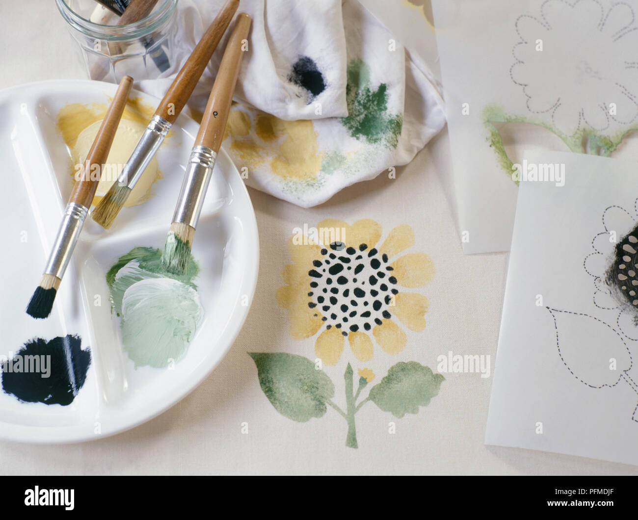 Stenciled sonnenblume Blume, Palette, Pinsel, Vorlage und rag Stockfoto