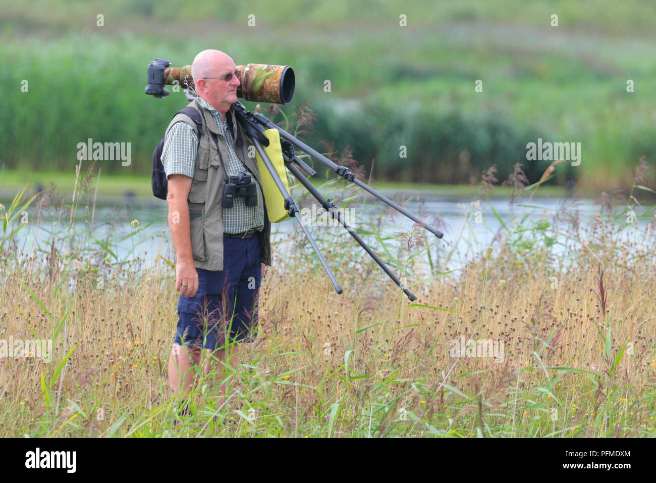 Im RSPB St Aidan's, nur eine von vielen Aktivitäten im Naturpark in der Nähe von Leeds, West Yorkshire, ist ein Fotograf auf der Suche nach Wildtieren Stockfoto