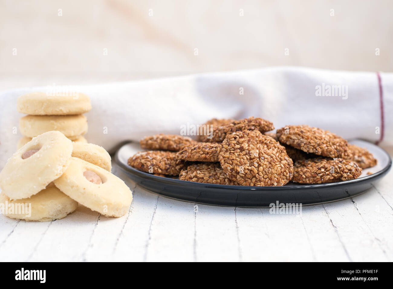 Kleine Bissen der arabischen Süßigkeiten (ghraybeh und baraze') Stockfoto