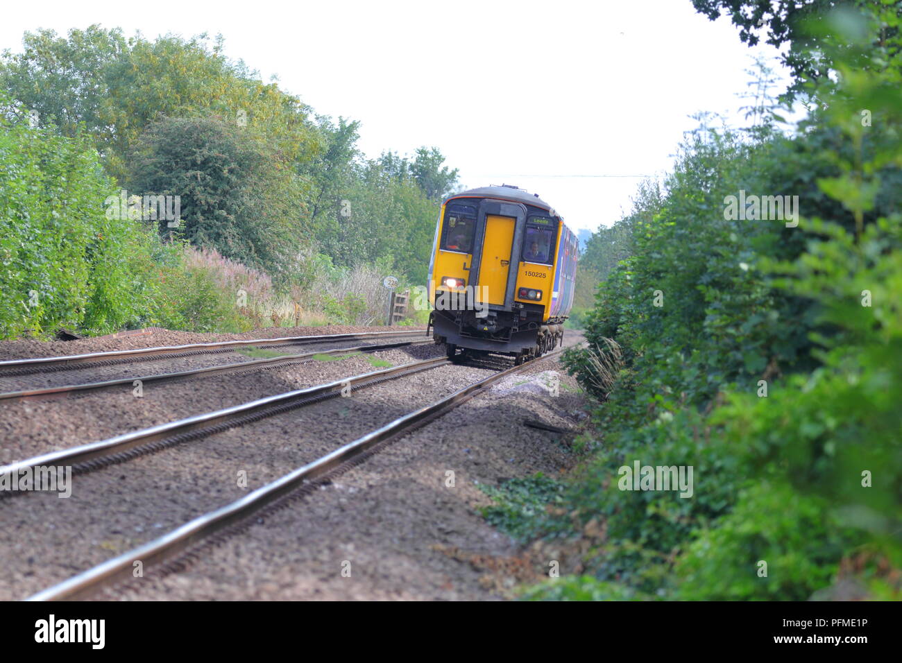 Ein British Rail Class 150 Nördliche Zug nähert sich einem Bahnübergang bei Mickletown in der Nähe Castleford Stockfoto