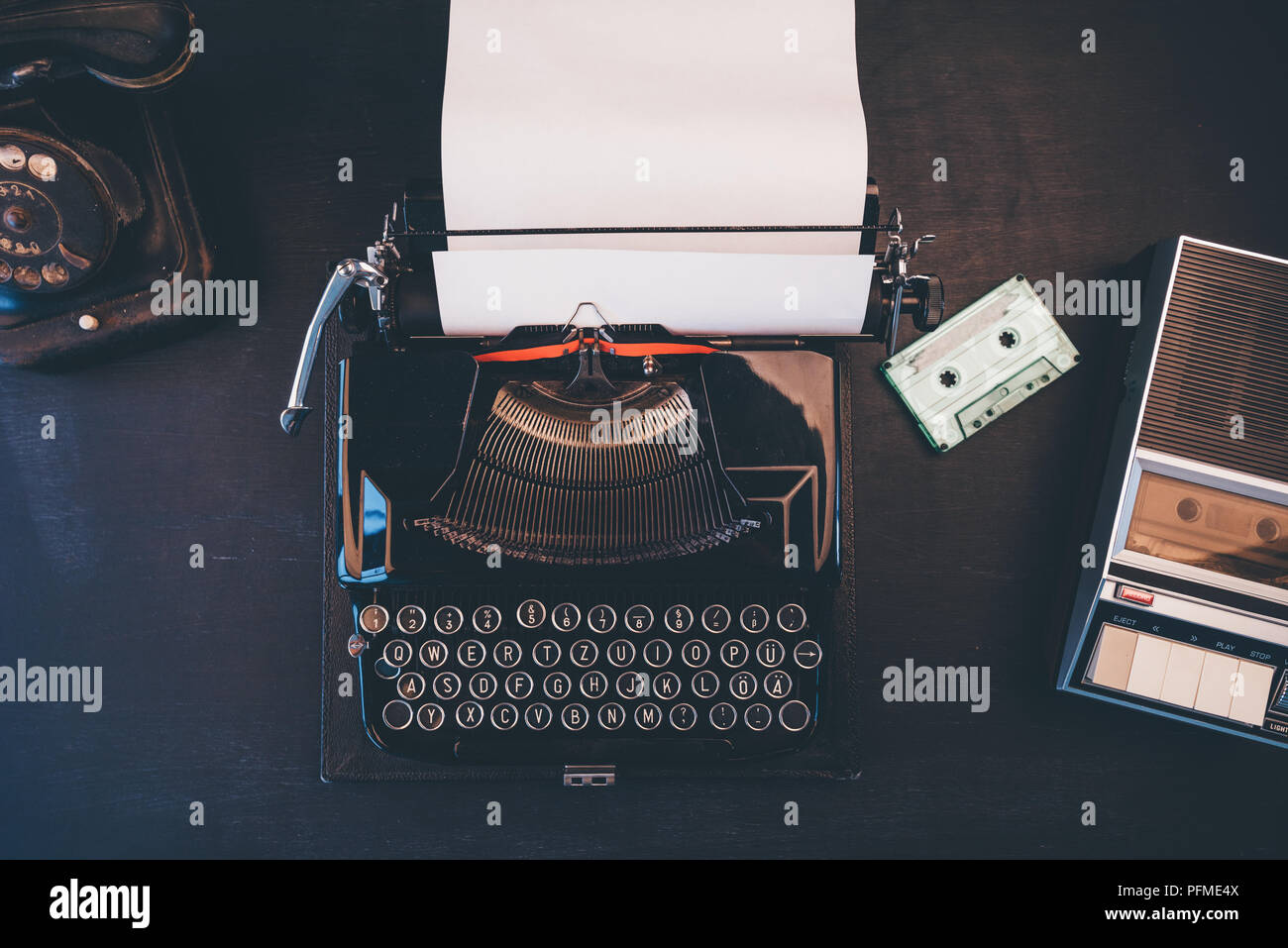 Blick von oben auf die vintage Journalist Arbeitsbereich mit Telefon, Schreibmaschine und Audiokassetten-player Stockfoto