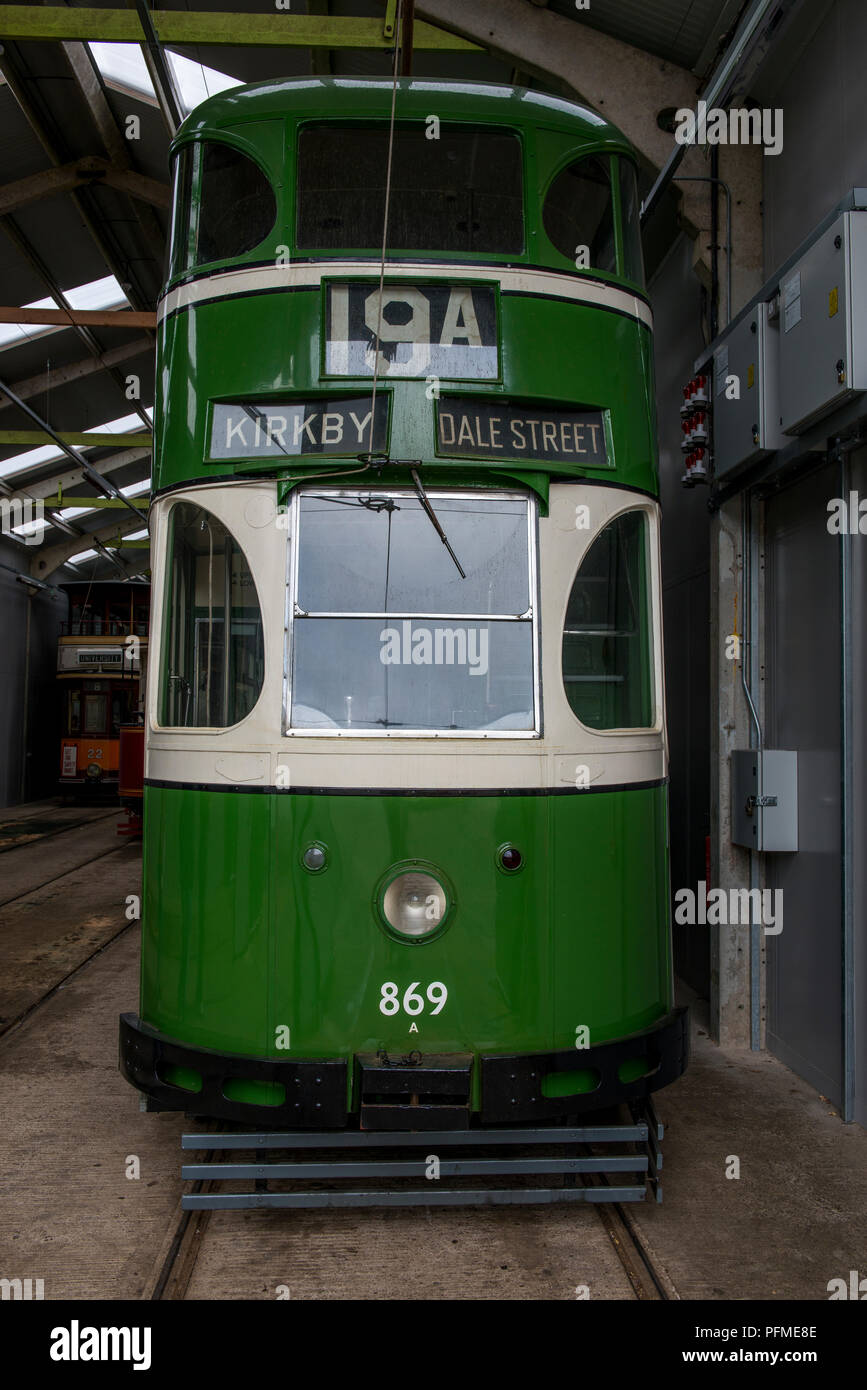 Die Exponate sind in der Straßenbahn Schuppen gelagert und einige warten auf ihre wiederum für die Verwendung innerhalb von crich Straßenbahn Dorf, Derbyshire wie diesem Liverpool Straßenbahn Nr. 869 Stockfoto