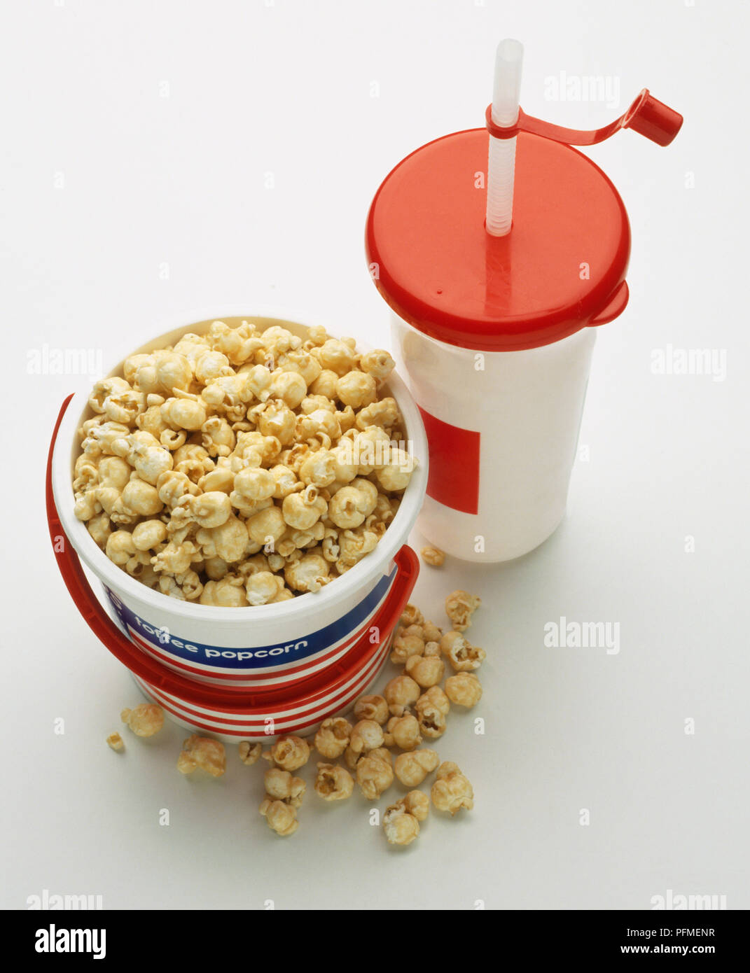 Ein Eimer popcorn neben einem Soda Cup. Stockfoto