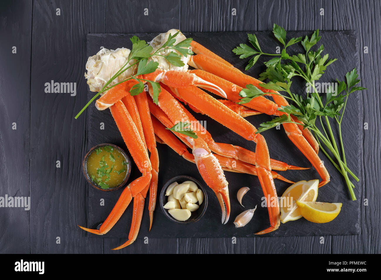 Gekochte Krabben Beine mit zerlassener Butter Sauce, Knoblauch und ...