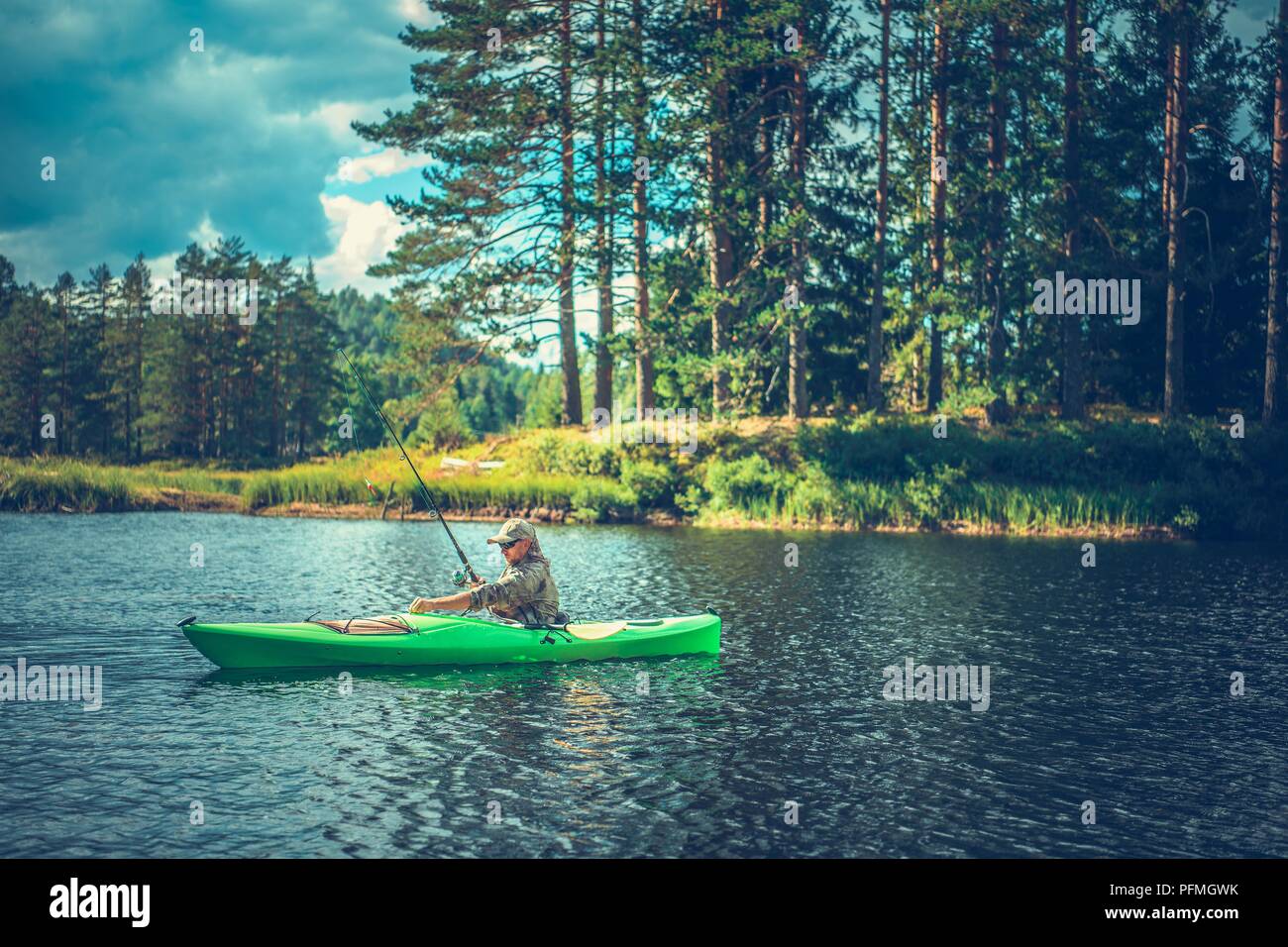 Kajak und Fliegenfischen. Kaukasische Fischer mit einer Stange im Kajak. Sommer Freizeit Thema. Stockfoto
