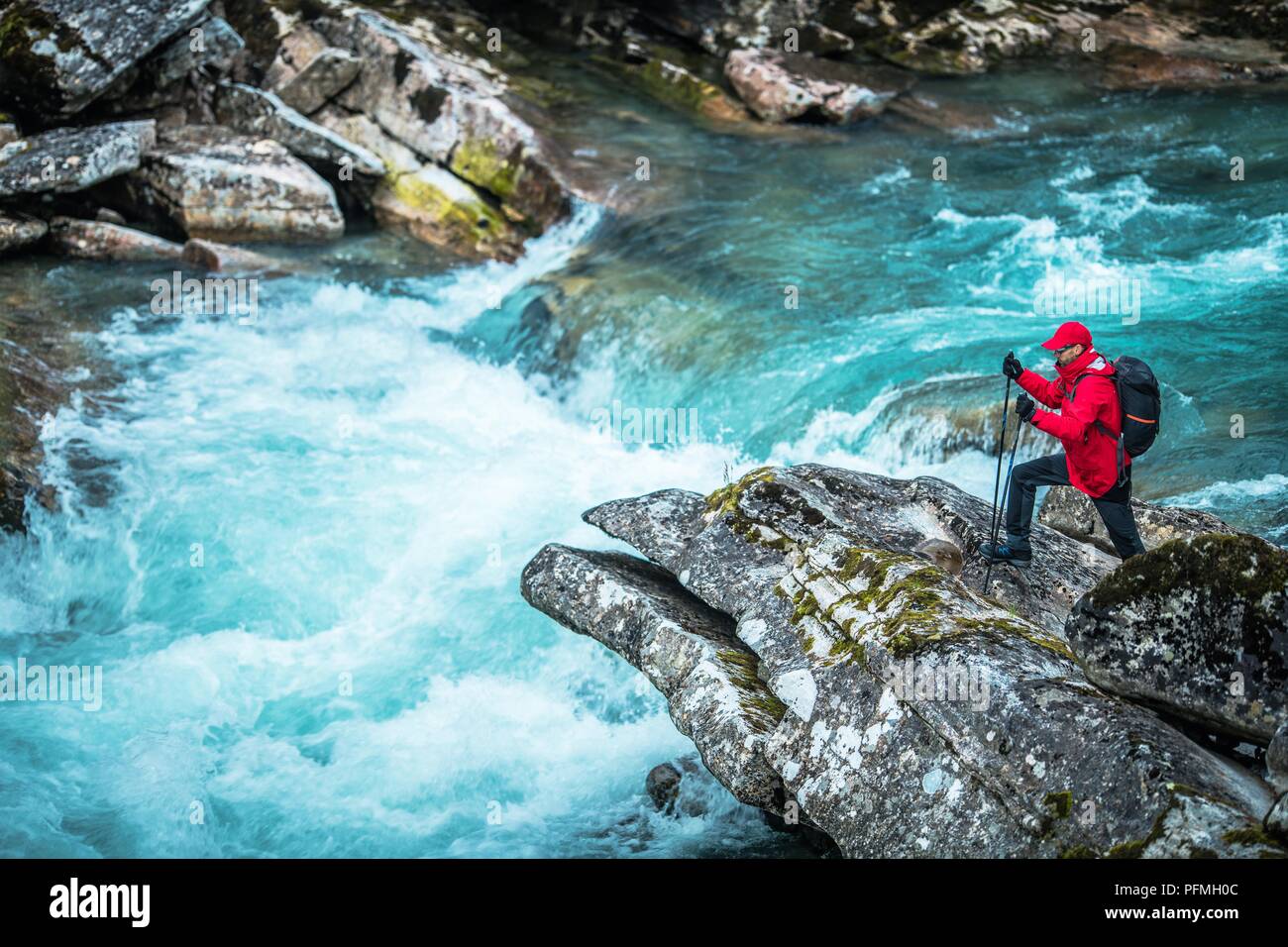 Wanderer und der Eiszeitlichen Fluss. Kaukasische Männer vor der rauschenden Fluss. Stockfoto