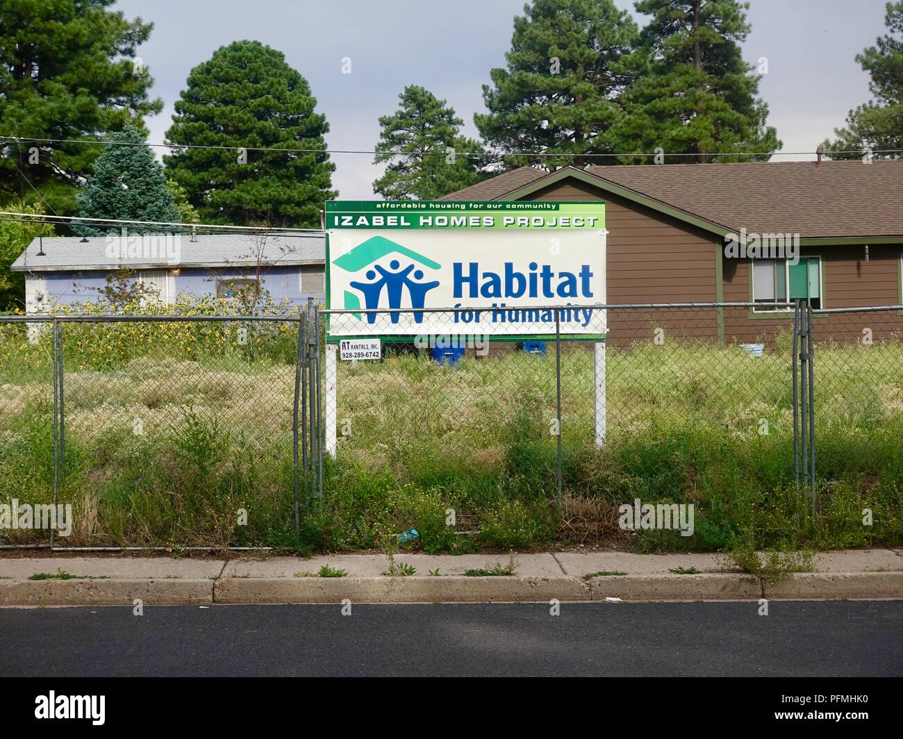 Großer Lebensraum für die Menschheit Zeichen auf leeren Grundstück im Wohngebiet, Flagstaff, Arizona, USA Stockfoto