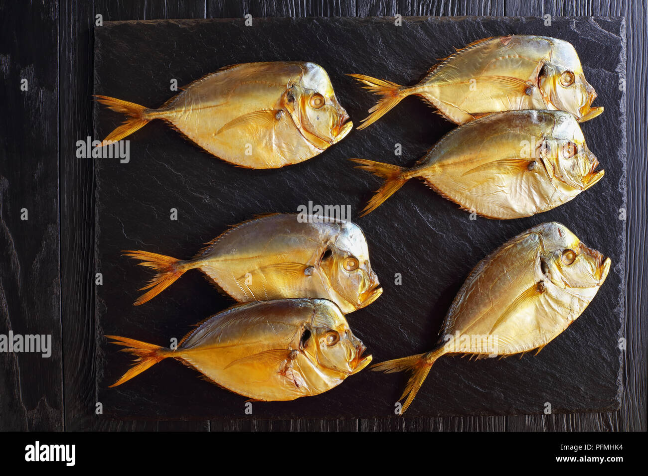 Köstlich kalt geräuchert Mondfische auf schwarzem Schiefer Fach auf schwarzem Holz- Tabelle, Ansicht von oben Stockfoto
