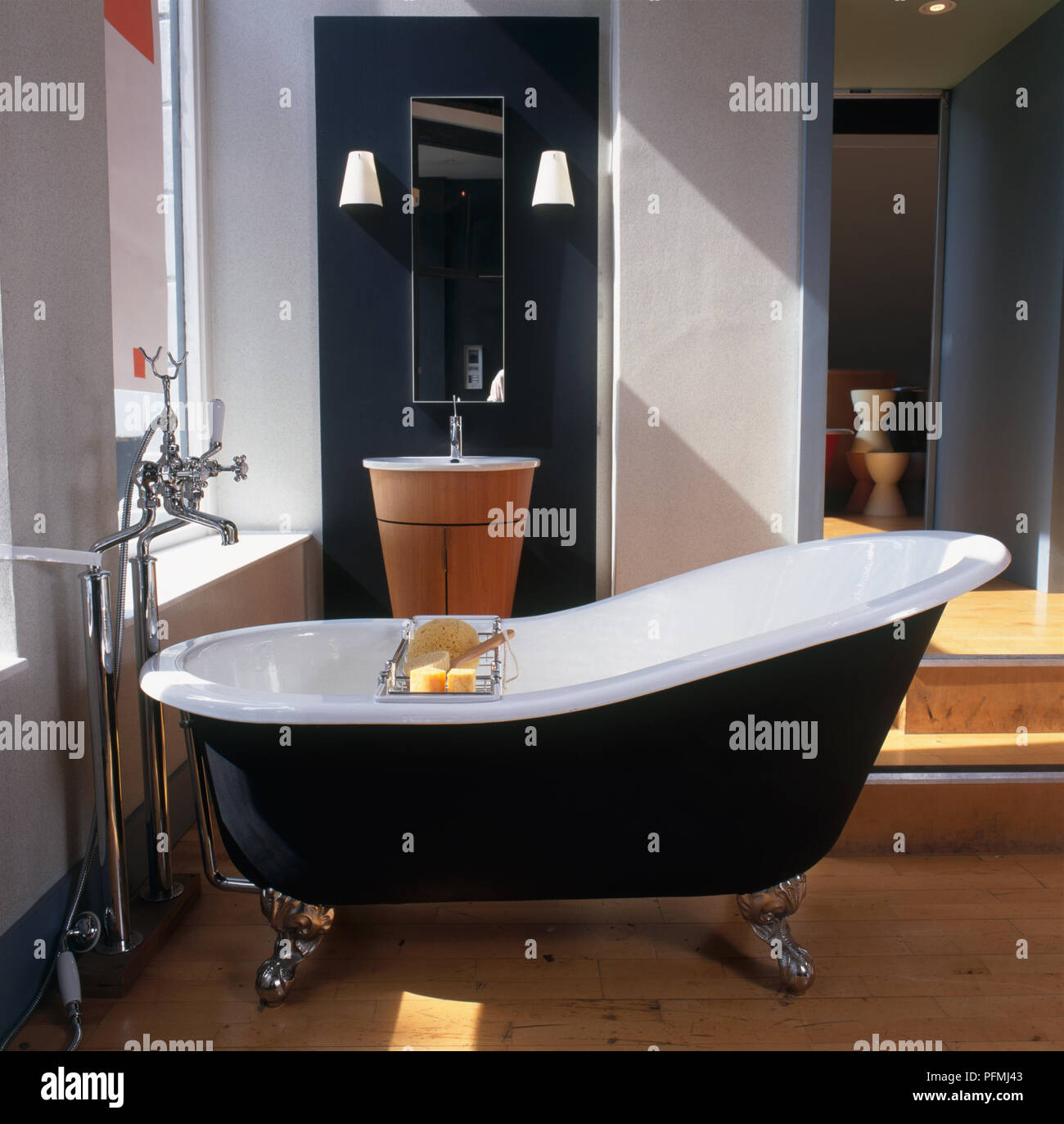 Badezimmer mit freistehender Badewanne Stockfoto