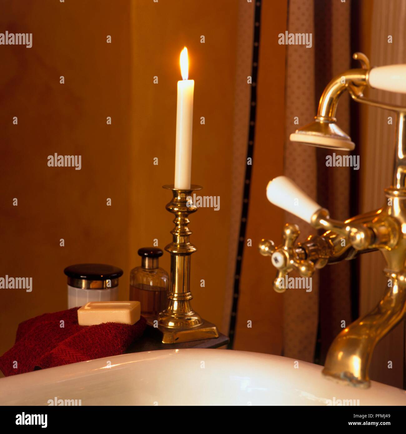 Kerze leuchtet an der Seite von einer Badewanne, close-up Stockfoto