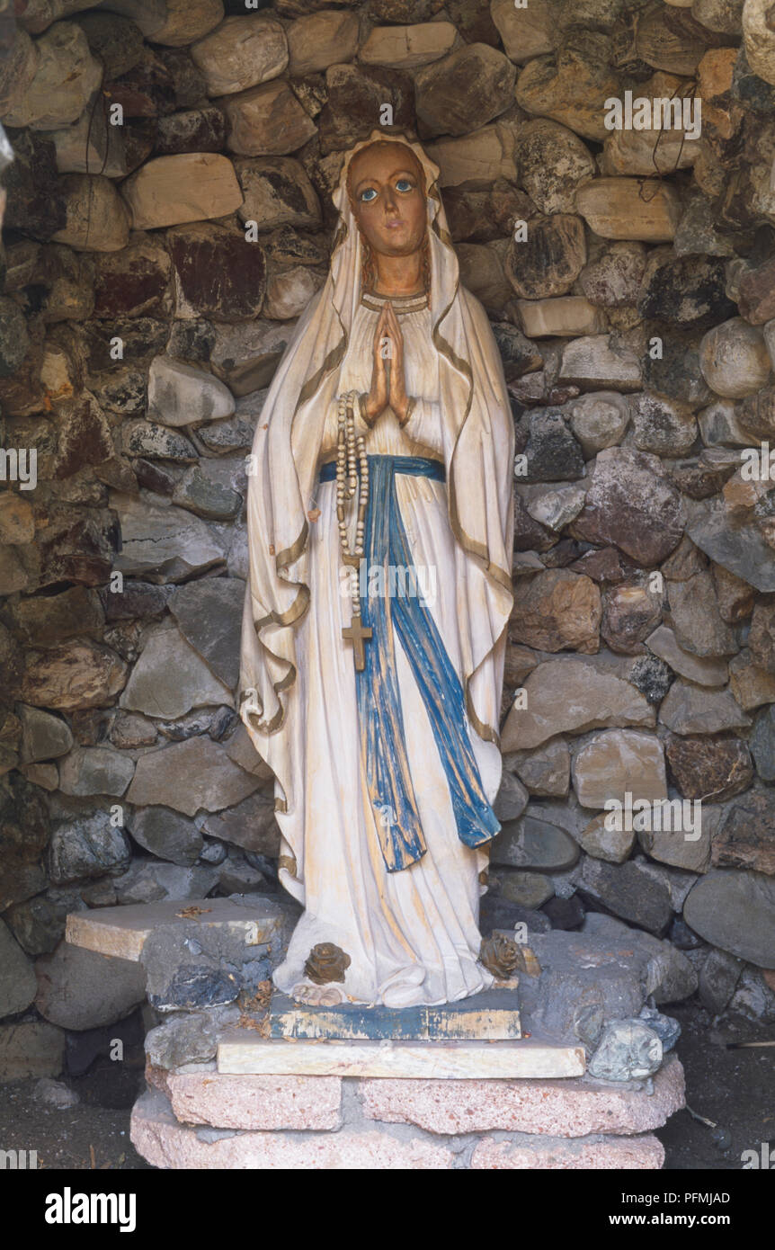 USA, Kalifornien, Solvang, Mission Santa Ines, Statue der Madonna, die Hände gefaltet im Gebet. Stockfoto