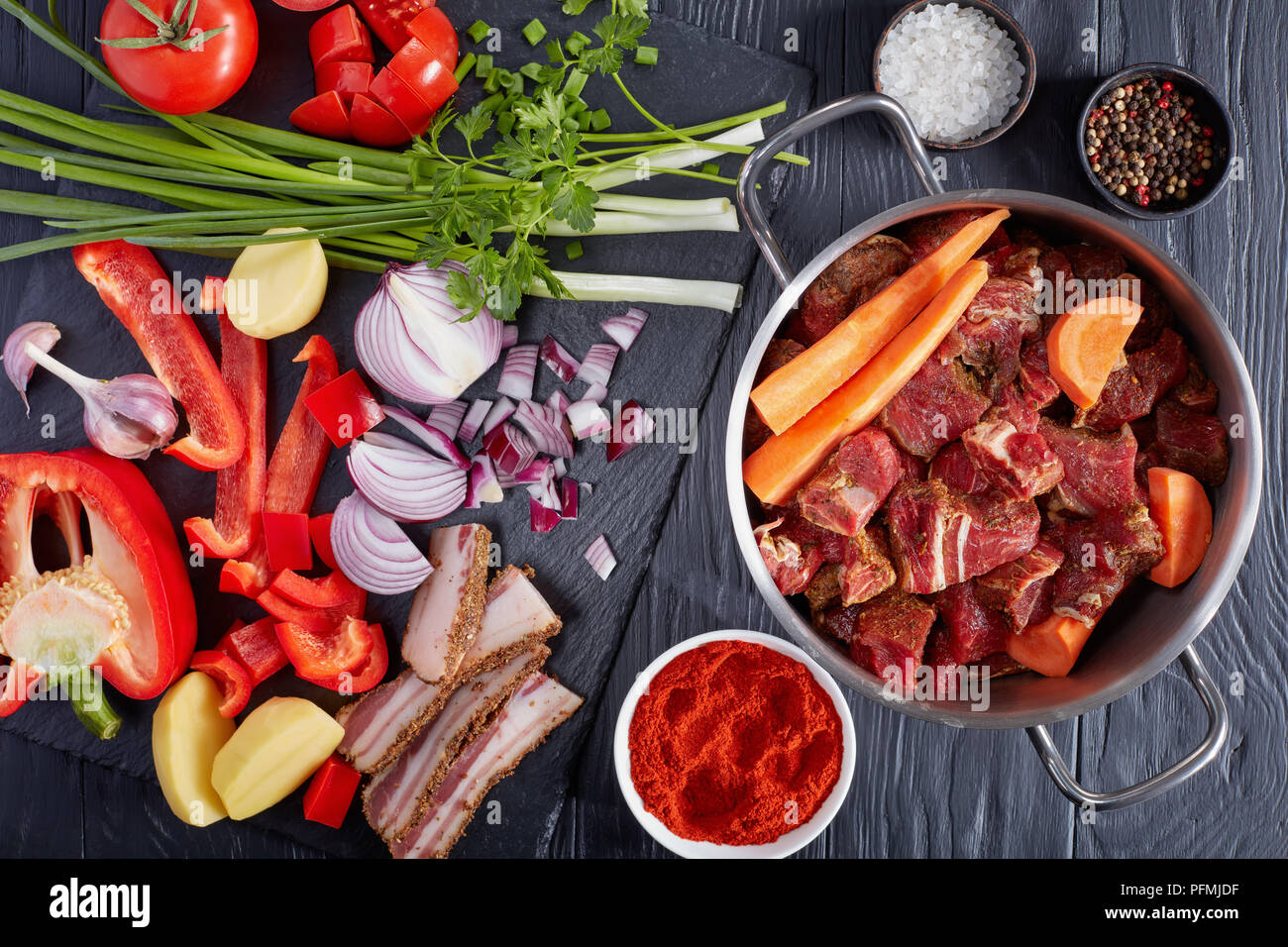 Zutaten für klassische ungarische Gulasch rohes Rindfleisch Fleisch in der Pfanne, Paprika und