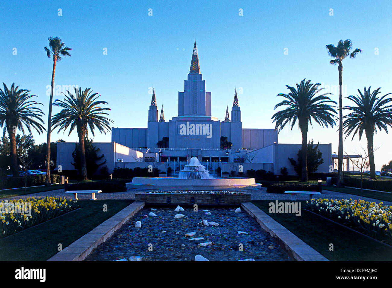 USA, Kalifornien, Oakland, Mormon Temple, Fassade und Gärten Stockfoto