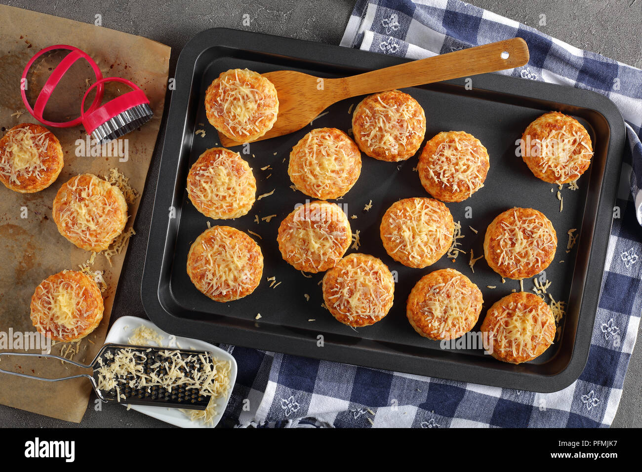 Frisch gebackene leckere englische Scones mit geriebenem Käse bestreut ...