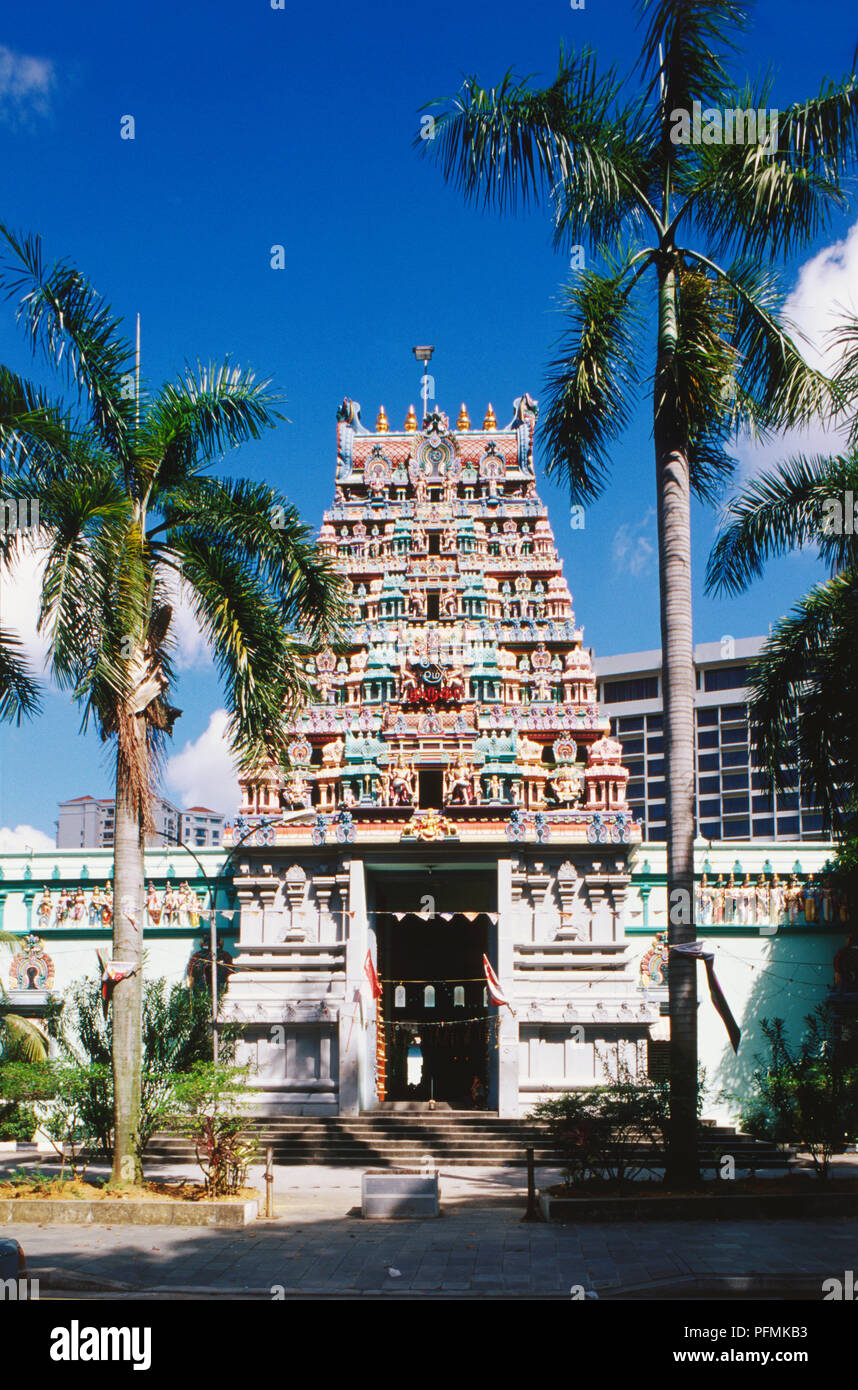 Singapur, kolonialen Kern, bunte gophuram des Shivaite Hindu Chettiar Tempel, extrem aufwendigen 5-tiered Eingang Torbogen mit vielen bunten Figuren, Palmen. Stockfoto