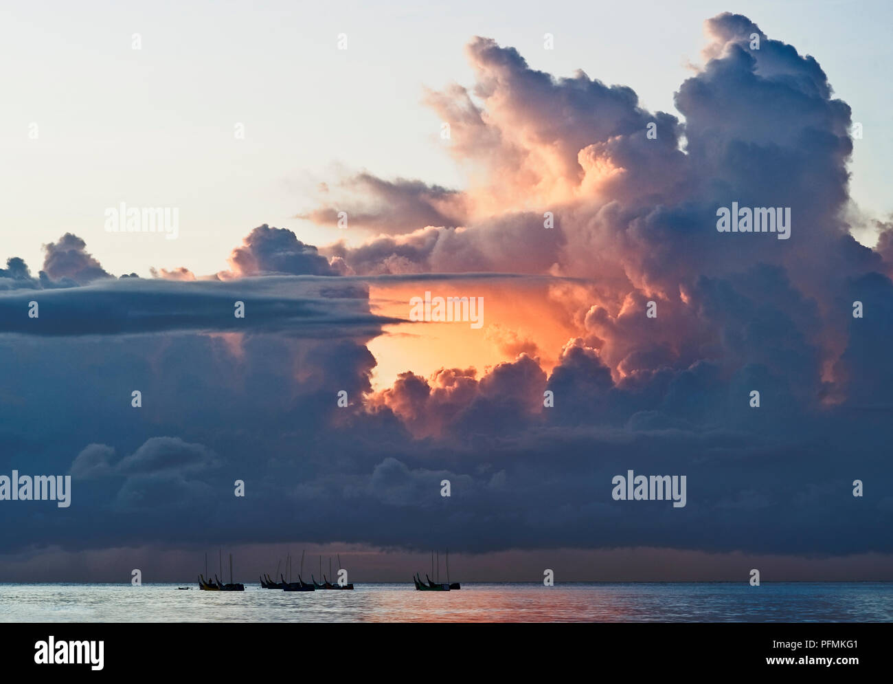 Fischerboote bei Sonnenaufgang vor dramatische Wolken, Pulau Weh-Insel, Provinz Aceh, Sumatra, Indonesien Stockfoto