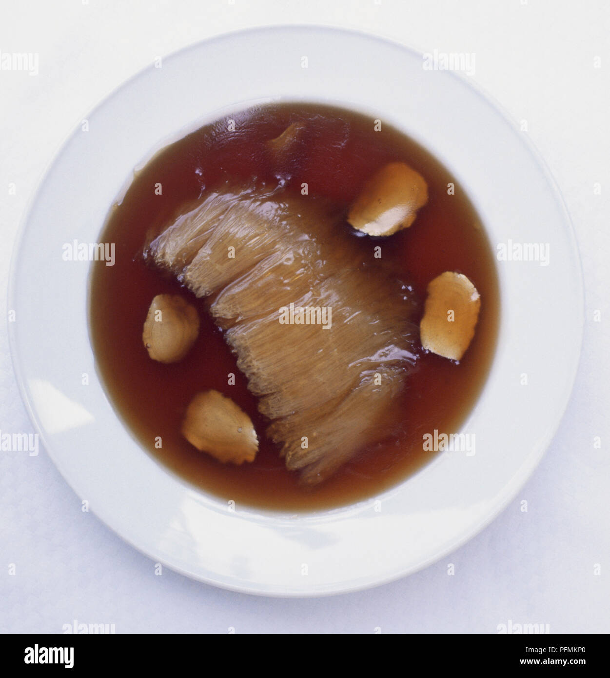 Chinesisches Gericht beliebt in Singapur, Shark's Fin Soup, Stücke von Fleisch in braunen Suppe. Stockfoto