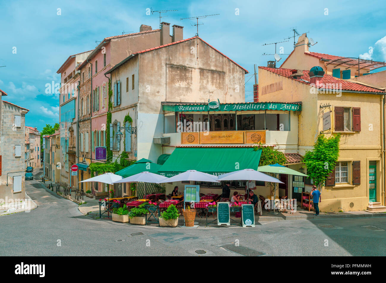 Restaurant am Rond-Point des Arénes, Arles, Provence - Alpes - Côte d'Azur, Frankreich Stockfoto