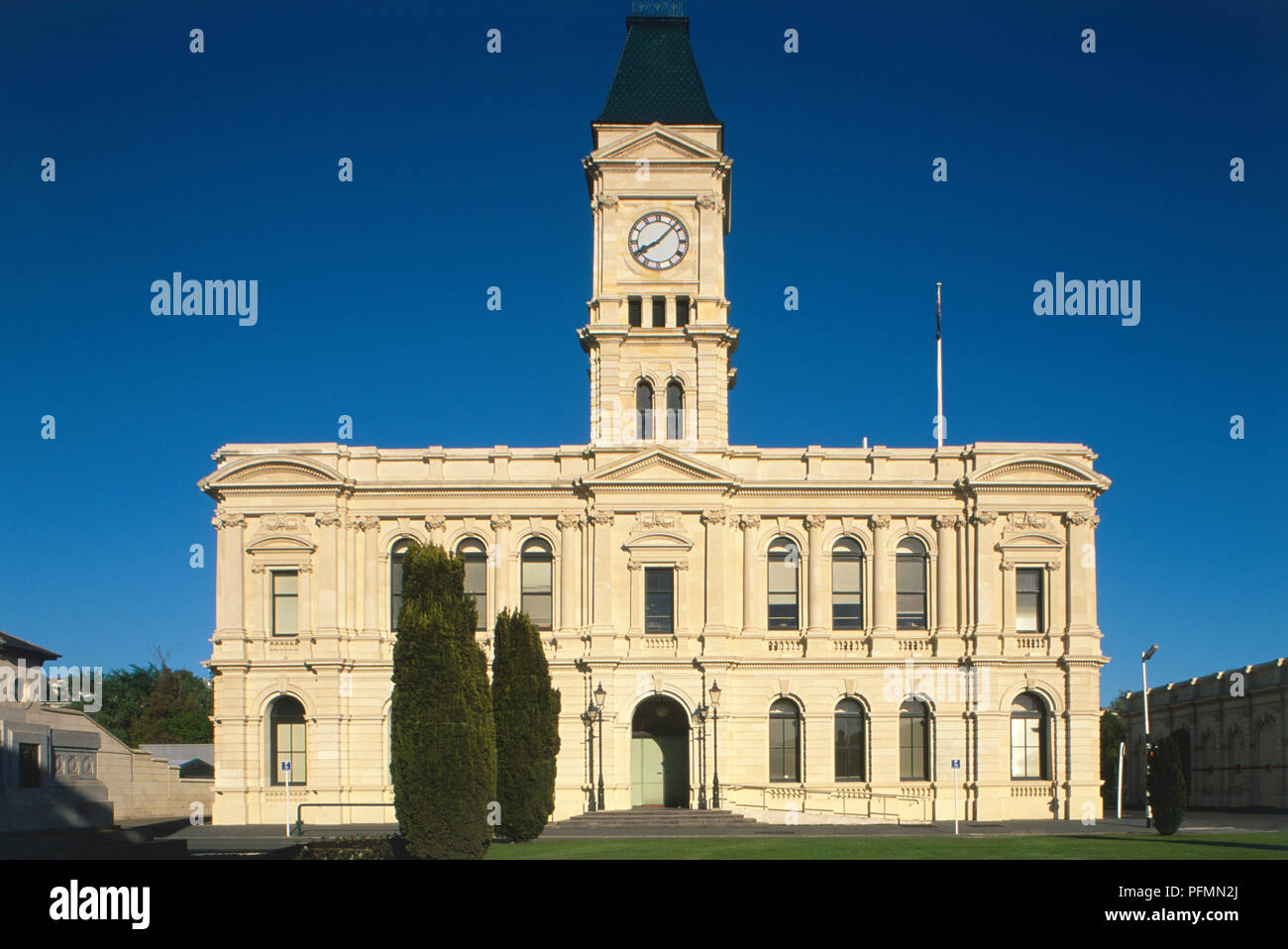 Neuseeland, Südinsel, Oamaru, Fassade und Glockenturm von Waitaki District Council Gebäude, 1883 erbaut Stockfoto