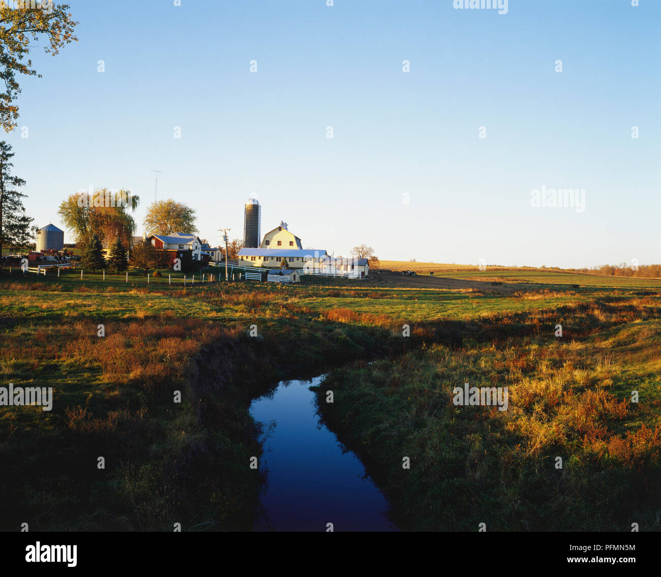 Blick vom malerischen US Route 20, Nordwesten durch Illinois mit landwirtschaftlichen Gebäuden im Hintergrund. Stockfoto