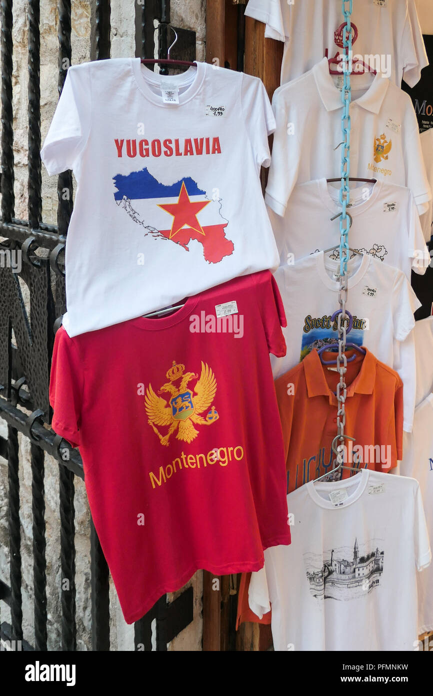 Jugoslawien und Montenegro Souvenir-T-Shirts - Budva, Montenegro Stockfoto