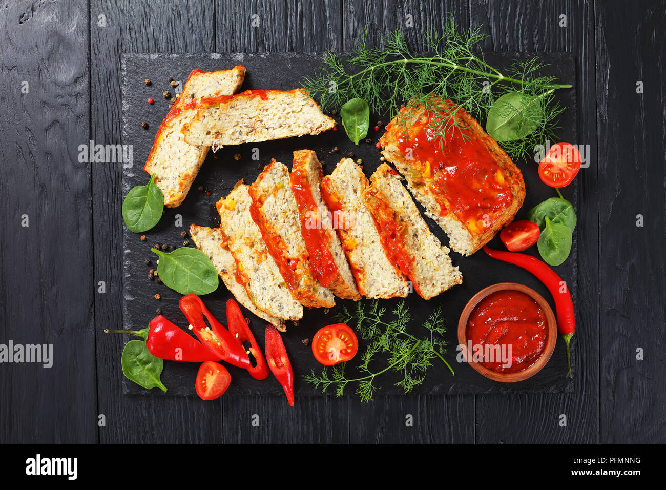 Lecker fisch Terrine in Scheiben geschnitten mit Pfeffer, frische Grün ...