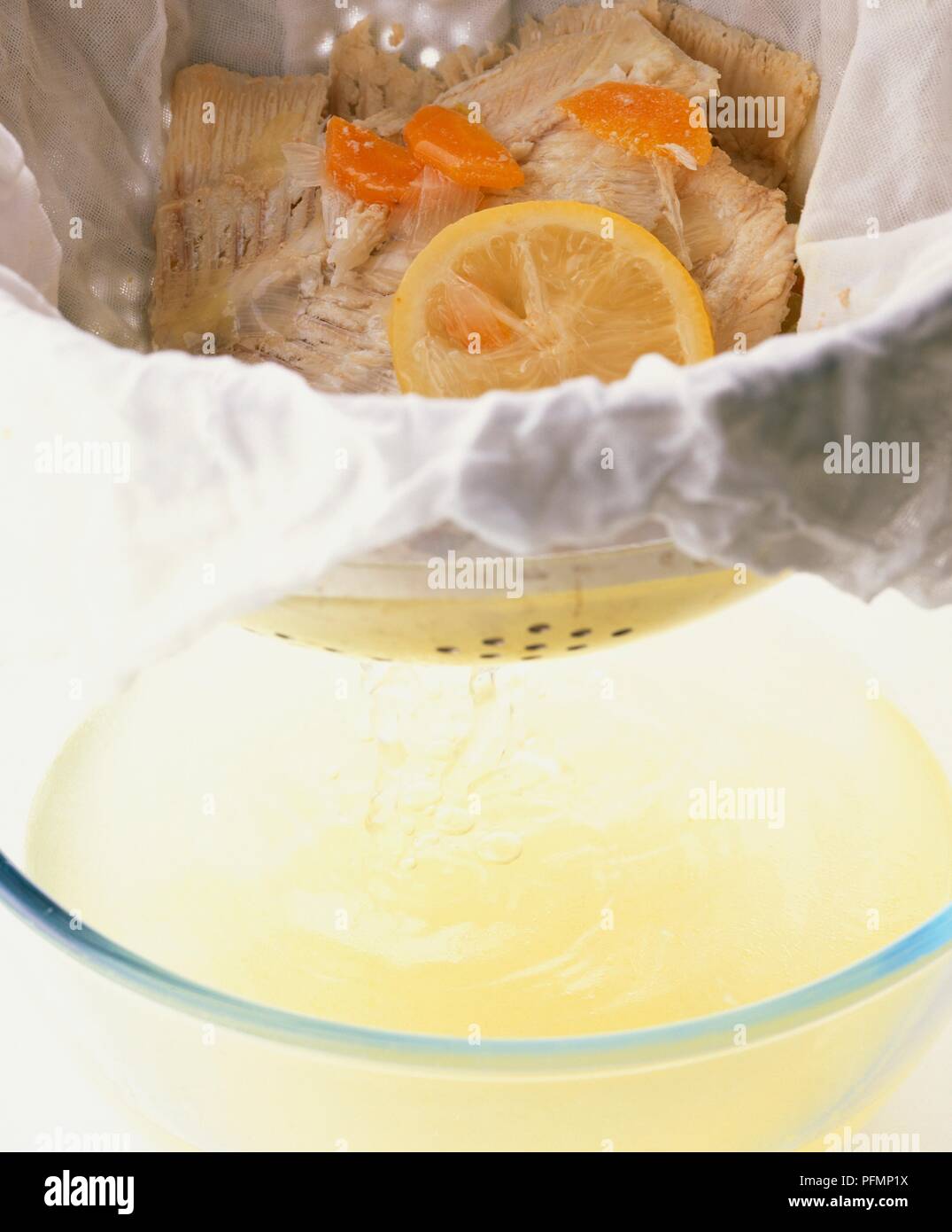 Belastung der Fischbestände durch Musselin gesäumten Sieb, close-up Stockfoto